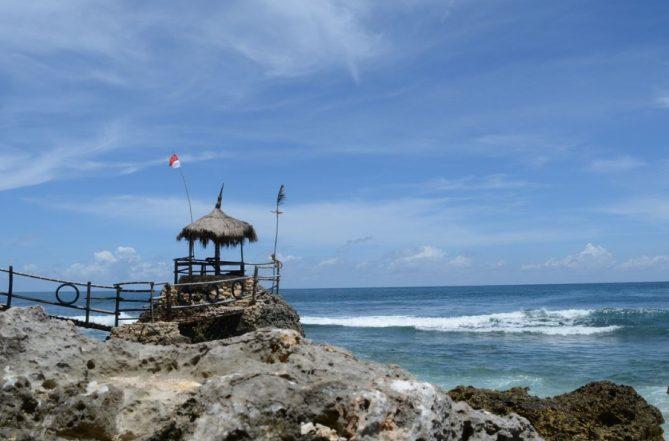 Pantai Watu Lawang Foto Lokasi Rute Harga Tiket